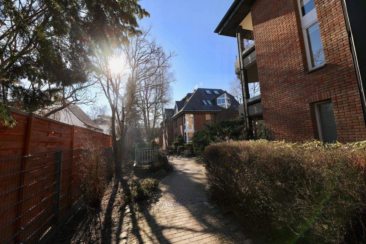 SOLIDE BAUSUBSTANZ, TERRASSE, GARTENBEREICH & GARAGE - RUHIGE LAGE - ZUR ZEIT VERMIETET – Berlin – Vorschaubild 8
