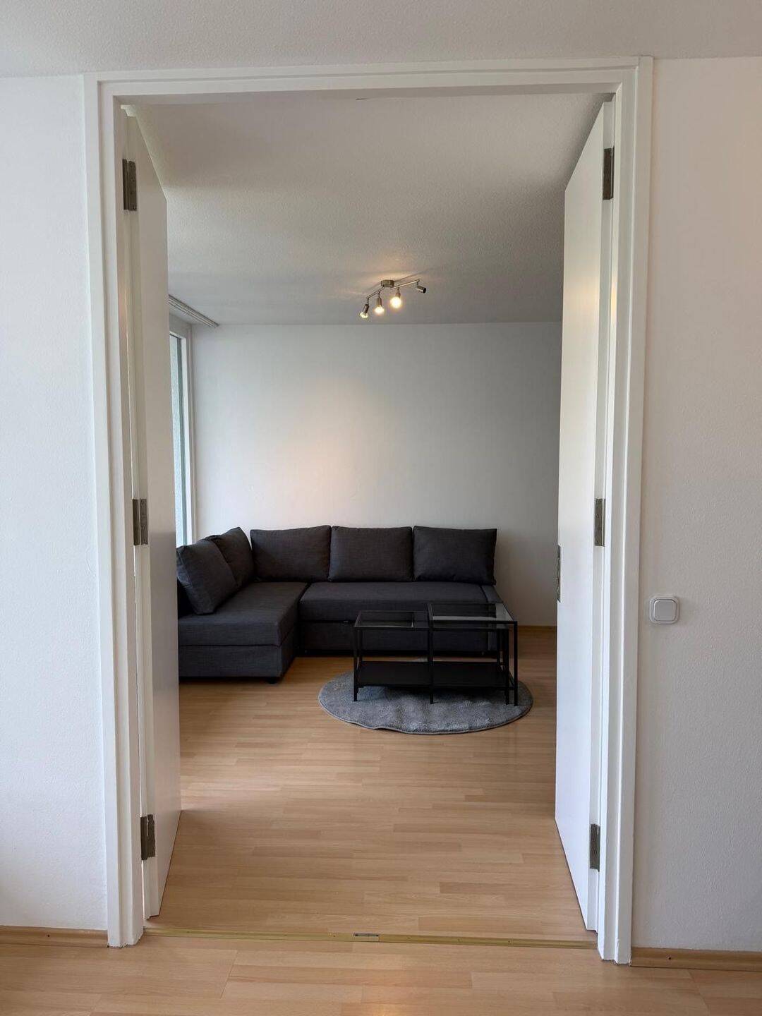 Stilvoll möblierte 2- Zimmer- Wohnung mit großem Balkon in München- Haidhausen – München – Vorschaubild 8