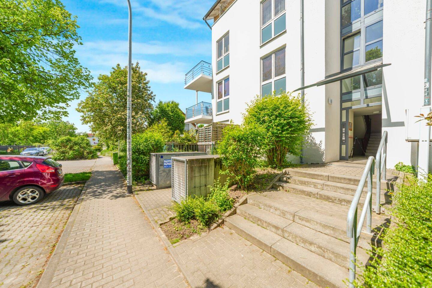 Gepflegte und mietfreie Dachgeschosswohnung mit Loggia und TG-Stellplatz in ruhiger und grüner Lage – Leipzig – Bild 1 von 9
