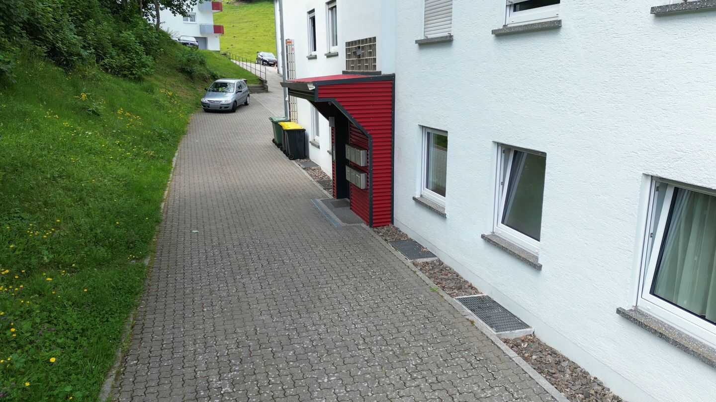 Charmantes 3-Zimmer-Balkonapartment in Gütenbach, zentrale Lage, ruhige Seitengasse, Panoramablick und ausgezeichnete Anbindung – Gütenbach – Vorschaubild 3