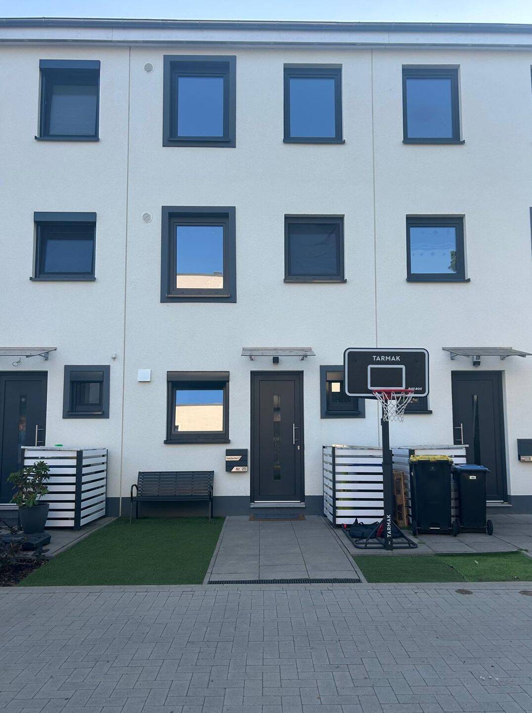 Modernes Reihenmittelhaus mit Garten und Stellplatz