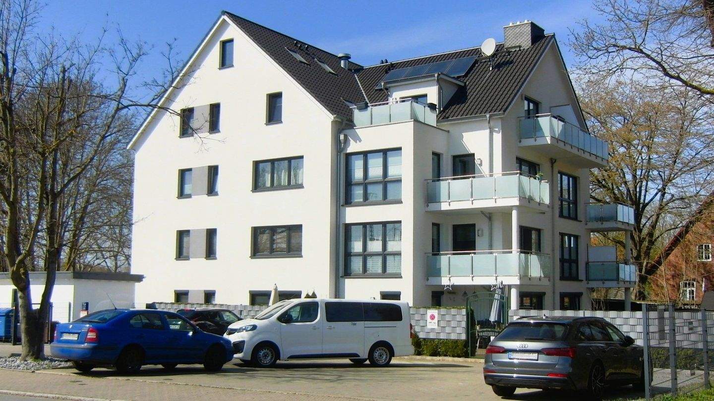Moderne Wohnung mit Fahrstuhl, Kaminofen und Blick ins Grüne – Rostock – Bild 1 von 8