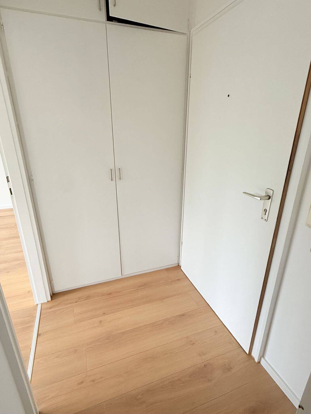 Modernisierte 1-Zimmer-Wohnung mit neuer Einbauküche und Blick ins Grüne – München – Vorschaubild 4
