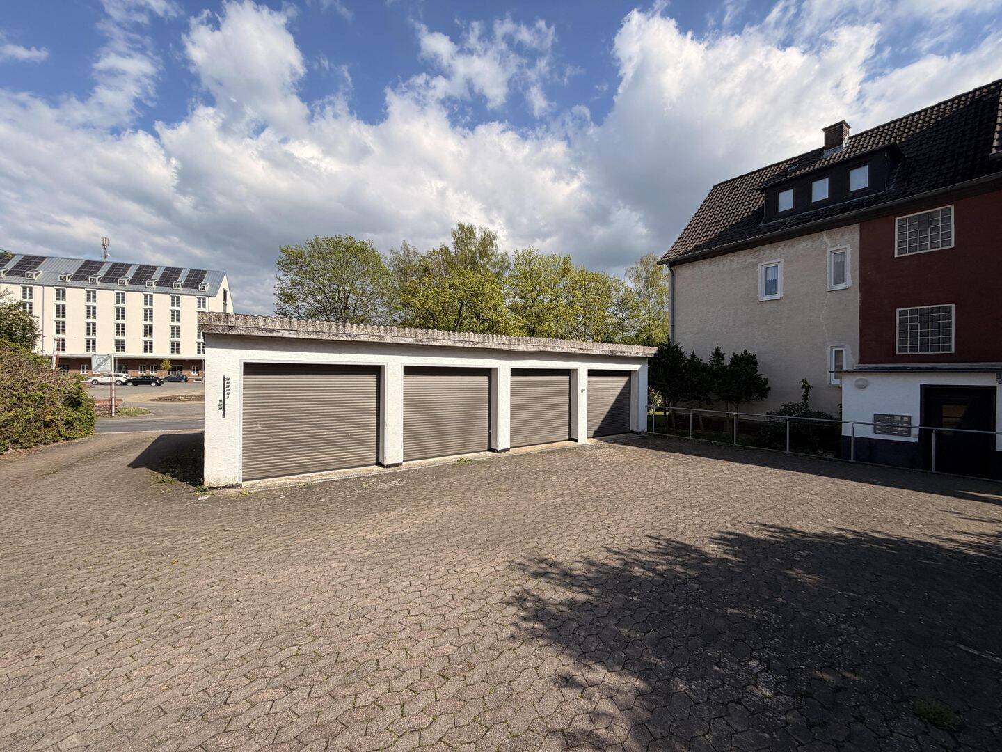 Gepflegte, sofort freie 3-Zimmer-Erdgeschosswohnung mit eigenem Gartenanteil, zwei Garagen und einem Stellplatz in Kassel! – Kassel – Vorschaubild 4