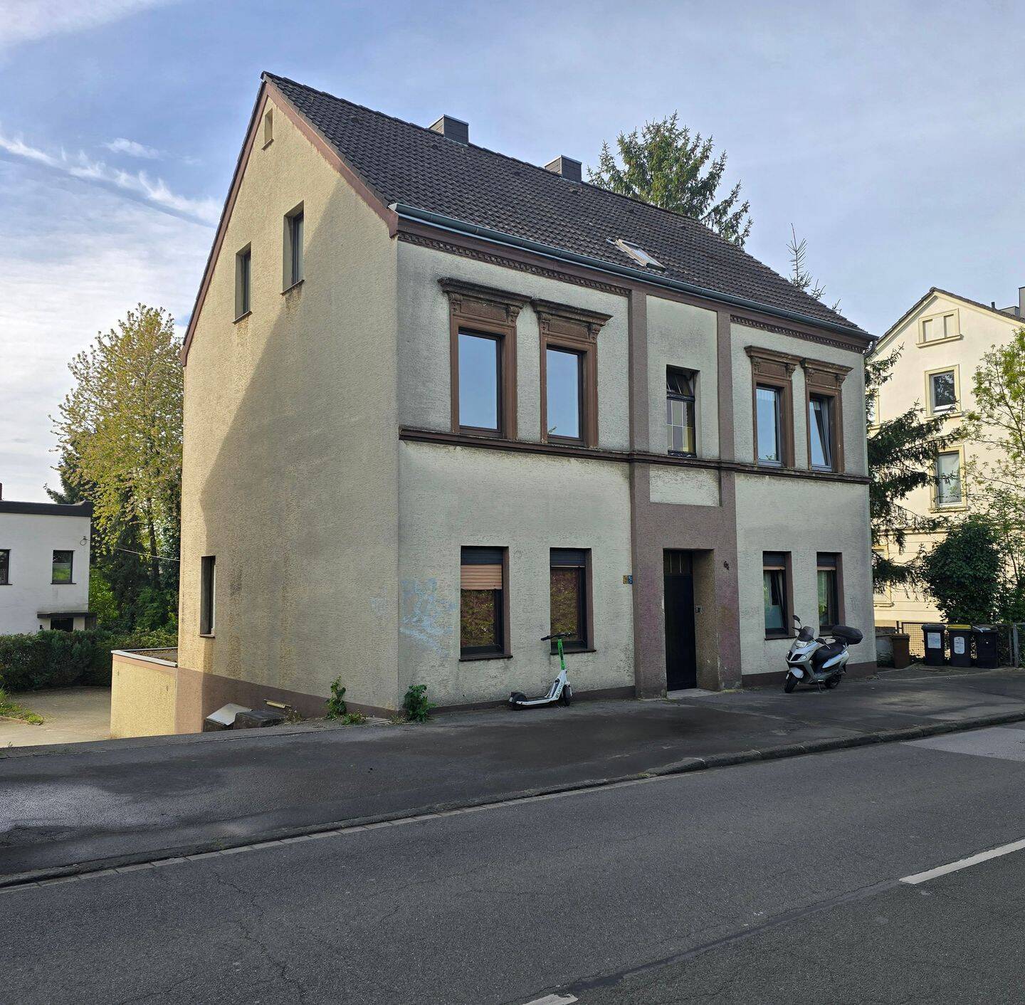 Mehrfamilienhaus-Ensemble mit 5 Wohnungen & 2 Garagen in Dortmund-Marten