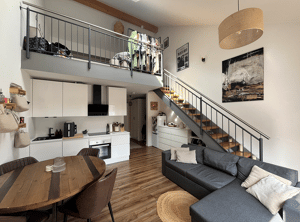 Modernes Wohnen auf zwei Ebenen – Maisonette mit Galerie und sonnigem Balkon in der Kelheimer Altstadt