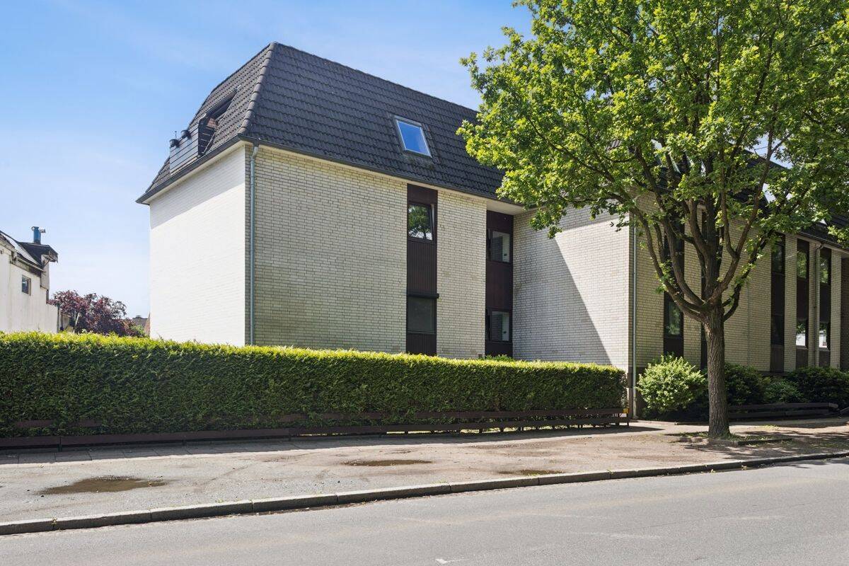 Nah am Werdersee und bestens angebunden: 2-Zimmer-Wohnung mit Balkon und Garage zur Renovierung!