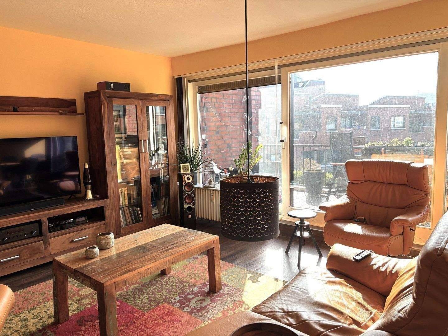 Geräumige 4-Zimmer-Wohnung mit halb offener Wohnküche, 2 Balkone, Vollbad, Gäste-WC, Hauswirtschaftsraum und Tiefgaragenstellplatz – Hamburg – Vorschaubild 3