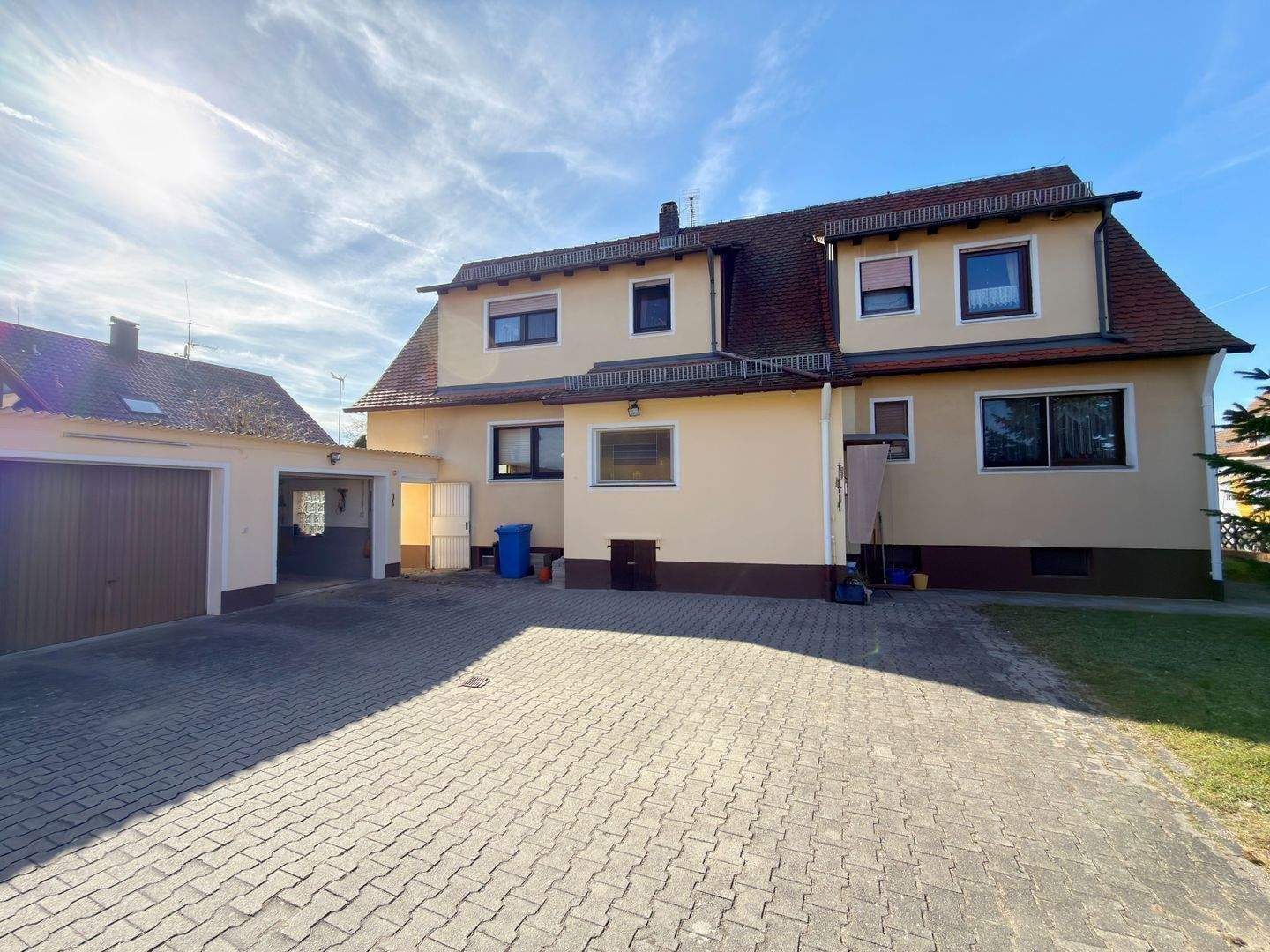 Ein Zuhause für die ganze Familie: Großzügiges Zweifamilienhaus mit schönem Grundstück, großem Balkon und zwei Garagen uvm. – Postbauer-Heng – Vorschaubild 4