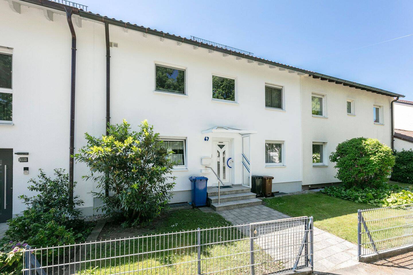 Modernisiertes Reihenmittelhaus mit zwei WE und ausgebautem Dachgeschoss