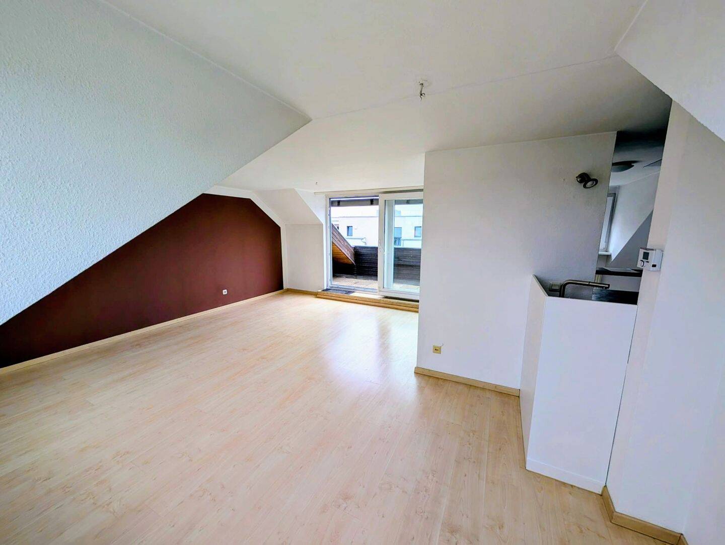 Attraktive, helle 3 Zimmer-DG Wohnung, 88qm, in Kleinreuth b. Schweinau, von privat – Nürnberg – Vorschaubild 3