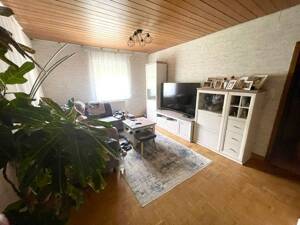 Naturnah und ruhig gelegenes Wohnhaus mit zwei separaten, vermieteten Wohnungen, Einzelgarage, Garten, Nebengebäude – 97080 Würzburg – Vorschaubild 2