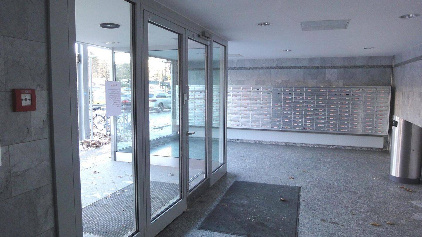 Freies, möbliertes Appartment, keine Provision, Loggia, Stadt-Alpenblick, U-Bahn im Haus, OEZ – München – Vorschaubild 2