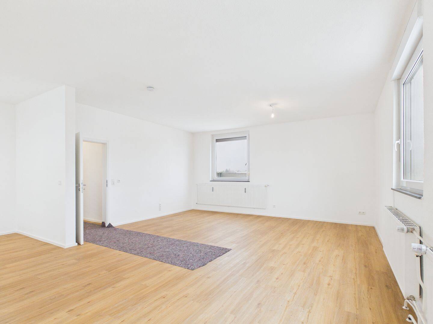 Wohnen mit Charakter: 4-Zimmer-Wohnung mit Hausmeistertätigkeit in Neu-Ulm – Neu-Ulm – Vorschaubild 2