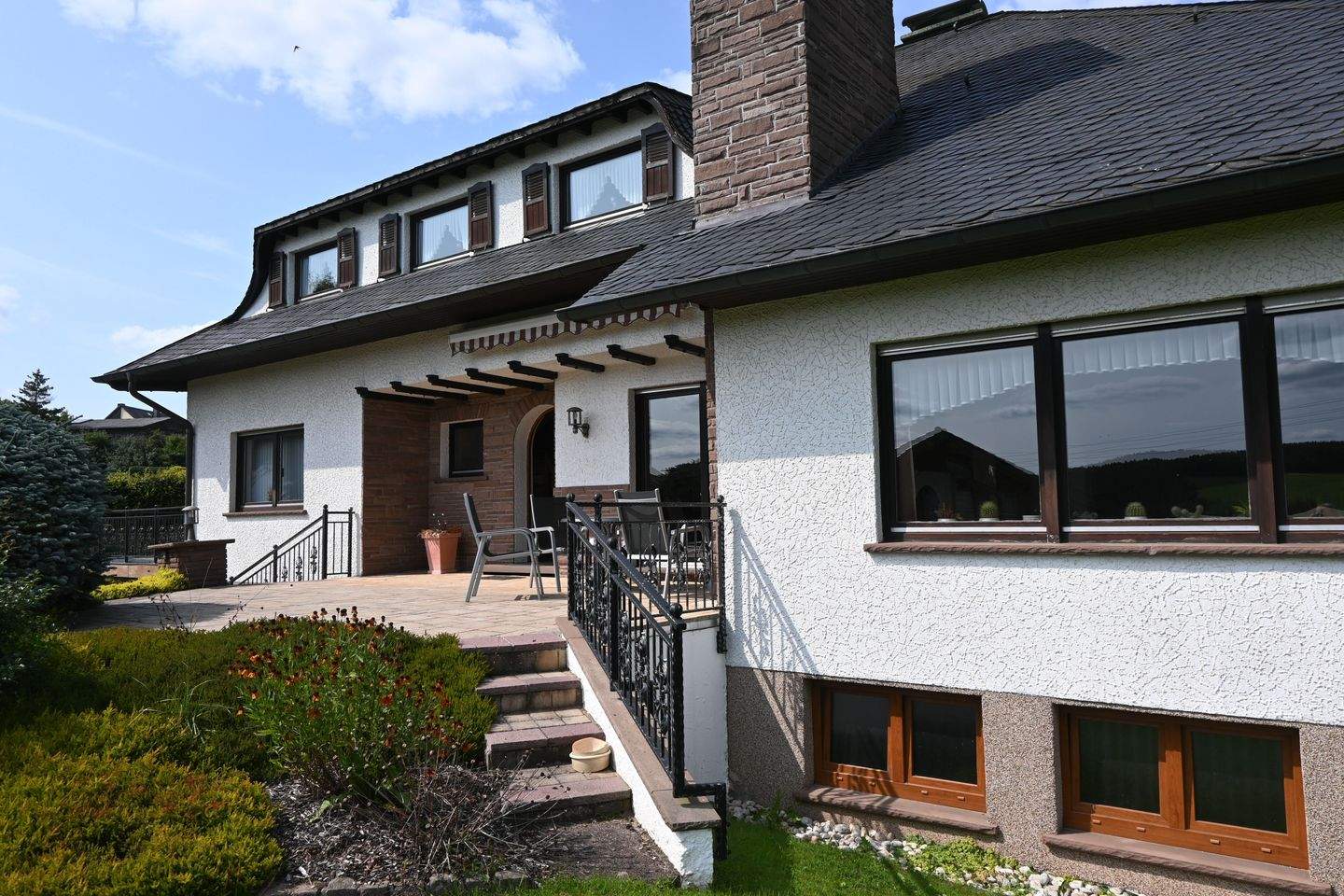 **Großzügiges Wohnhaus mit Schwimmbad und Einliegerwohnung in der Eifel** – Bleialf – Bild 1 von 9
