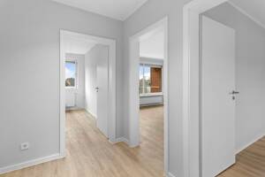 Dachgeschoss 2-Zimmer, Einbauküche, Duschbad mit Fenster, Balkon und Garagenstellplatz in Stade – 21683 Stade – Vorschaubild 2