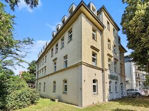 Zentral gelegenes Wohn- und Geschäftshaus mit PKW-Stellplätzen und Garagen in der Dresdner Neustadt