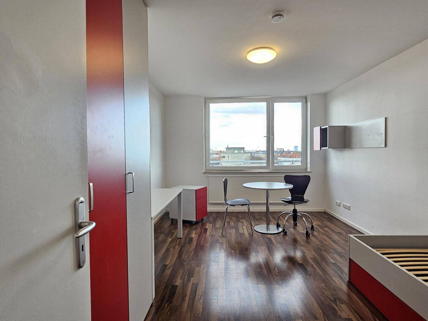 Kleines Apartment in Arbeiterwohnheim – München – Bild 1 von 9