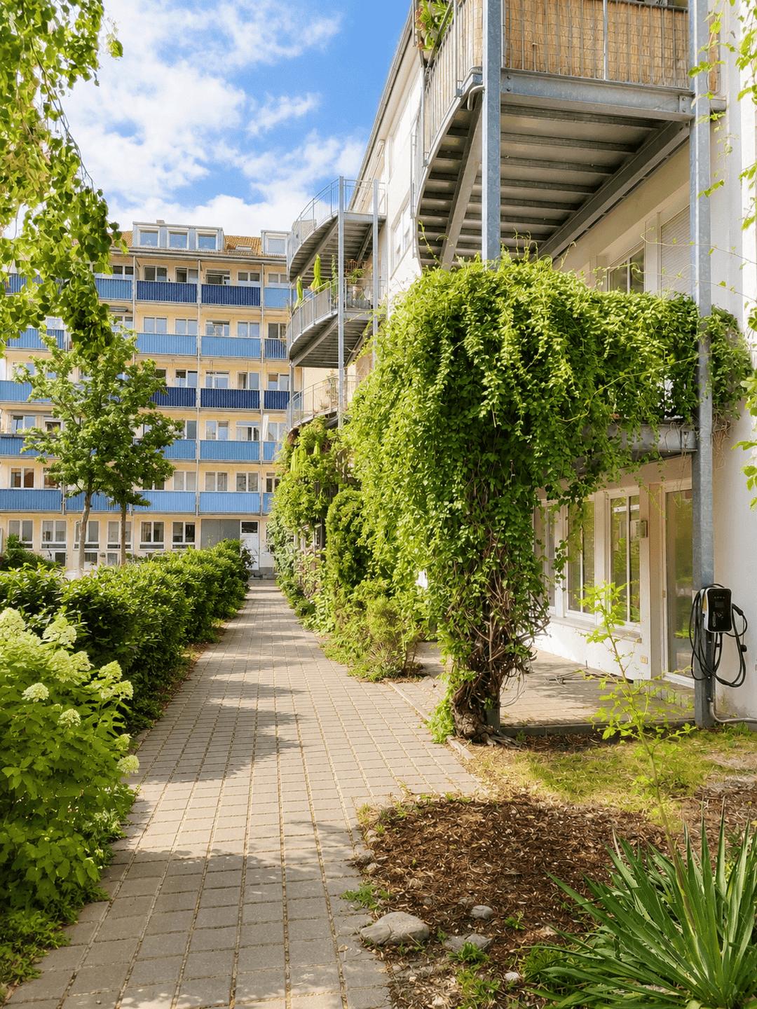 Einziehen ohne Renovierungsstress - frisch renovierte 4,5-Zimmer-Wohnung mit großem, begrüntem Balkon und ruhiger Hinterhoflage in der Nürnberger Süds – Nürnberg – Vorschaubild 2