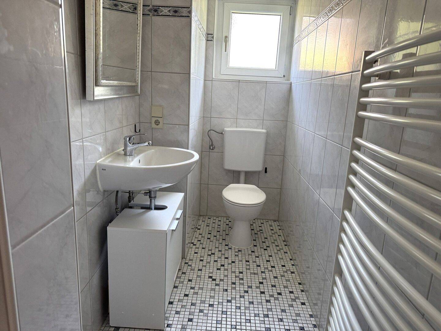 Großzügige 4- Zimmer- Eigentumswohnung mit Garage – Baden-Baden – Vorschaubild 4