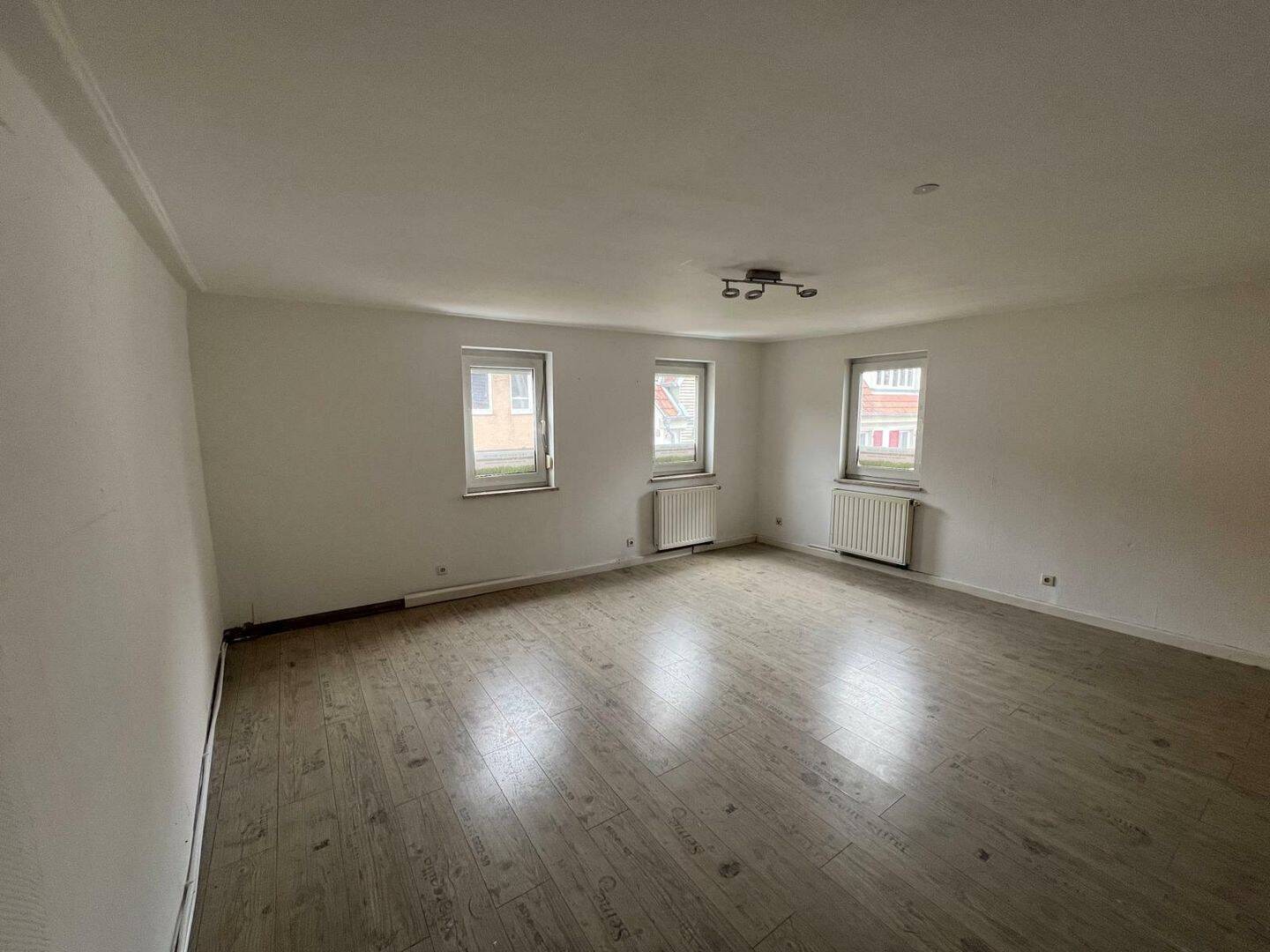Großzügiges 12-Zimmer-Haus mit Entwicklungspotenzial - ideal für Kapitalanleger, Monteurvermietung – Sachsenheim – Vorschaubild 2