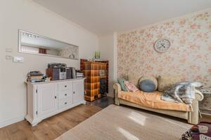 Super Lage - 2-Zimmer-Wohnung mit Einbauküche, Kamin im Wohnzimmer, eigenem Gartenanteil und Loggia