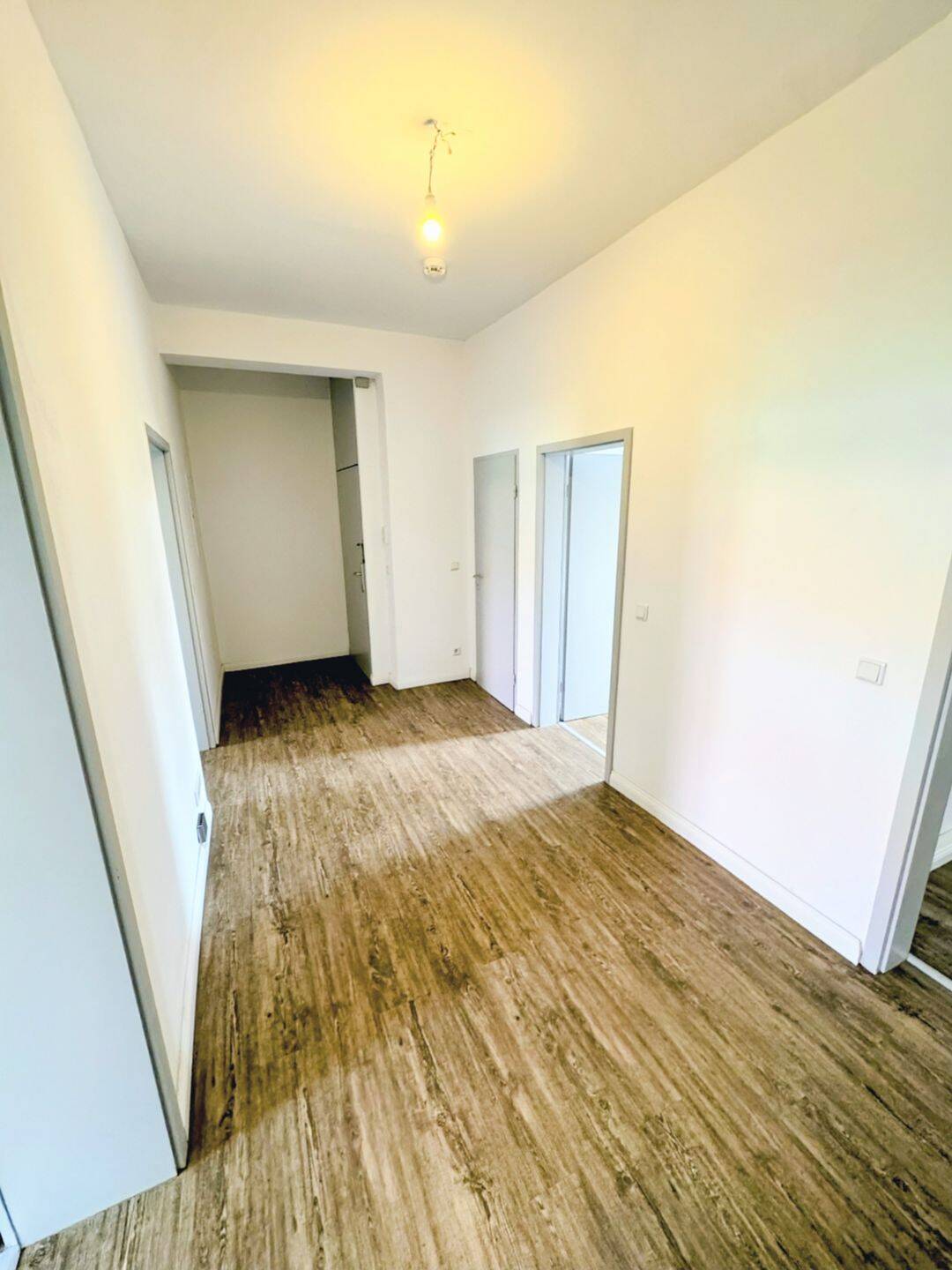 Sanierte 4 Zimmer Wohnung in zentraler Lage mit Balkon – Nürnberg – Vorschaubild 3