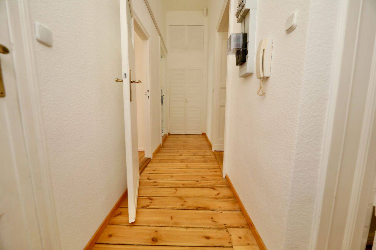 PRAKTISCHES ERDGESCHOSS - SCHÖNE HOLZDIELEN,& STUCK- IM RHEINGAUVIERTEL, NÄHE HEIDELBERGER PLATZ – Berlin – Vorschaubild 3