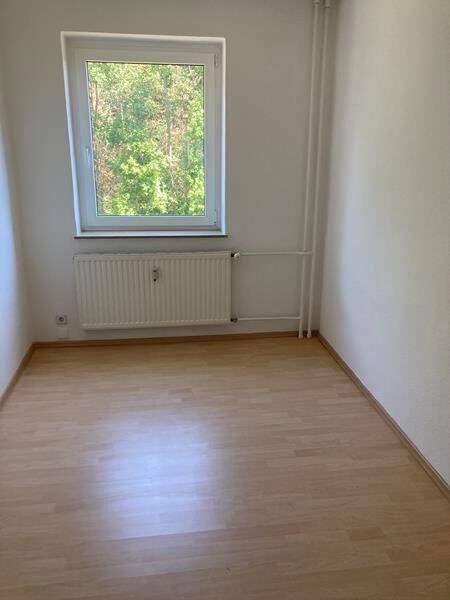 Gemütliche 3-Zimmer mit neuem Laminat, Wanne und Garage in guter Lage! – Chemnitz – Vorschaubild 7