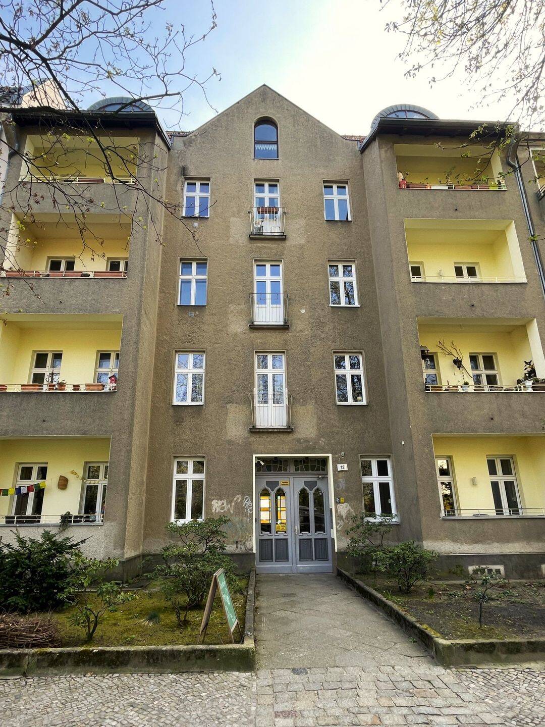 Zinshaus mit 18 aufgeteilten und abgeschlossenen Wohneinheiten in grünem Berliner Kiez