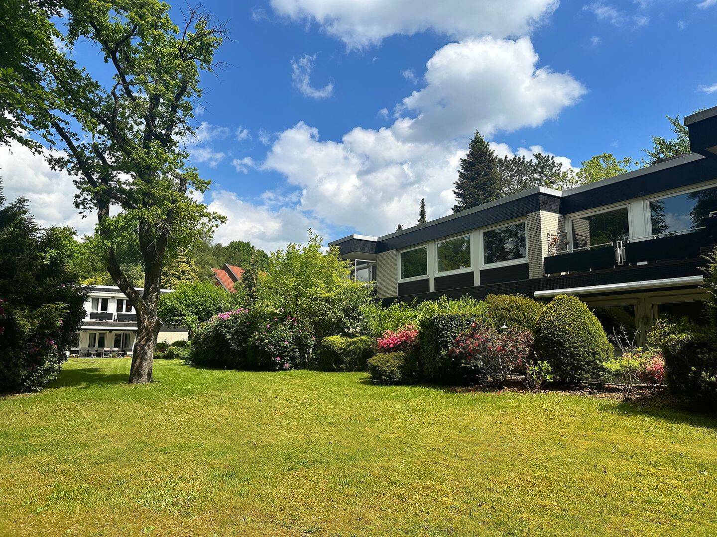 Haus-im-Haus-Charakter auf Parkgrundstück am Alsterlauf, Wellingsbüttel