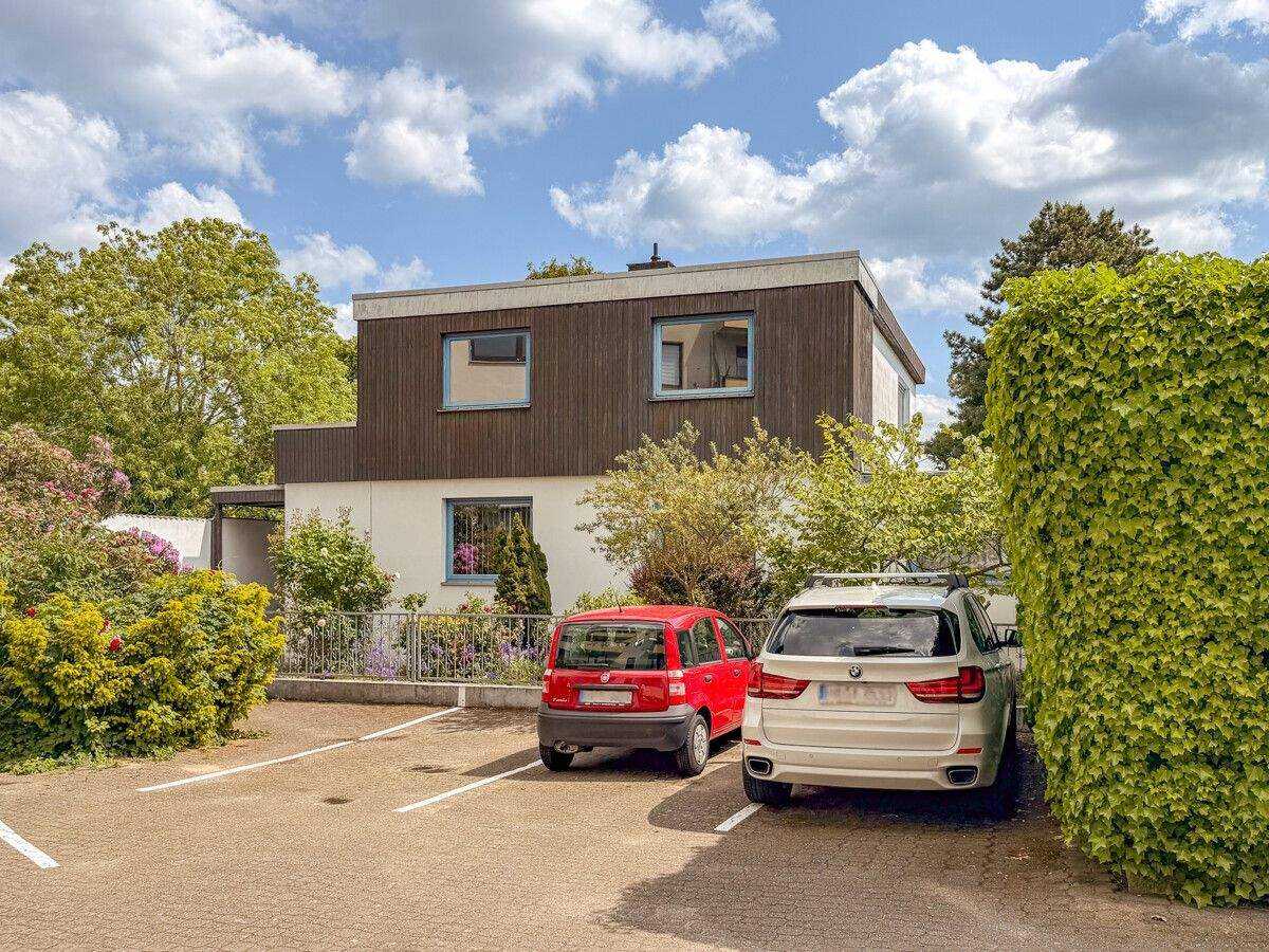 Bremerhaven - Lehe // Großzügiges Wohnhaus mit Indoor-Pool und Einliegerwohnung – Bremerhaven – Bild 1 von 9