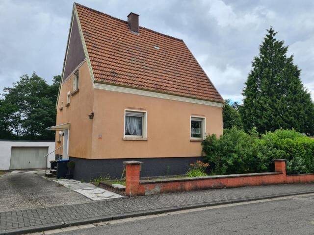 Gepflegtes freistehendes Einfamilienhaus mit großem Grundstück und 3 Garagen
