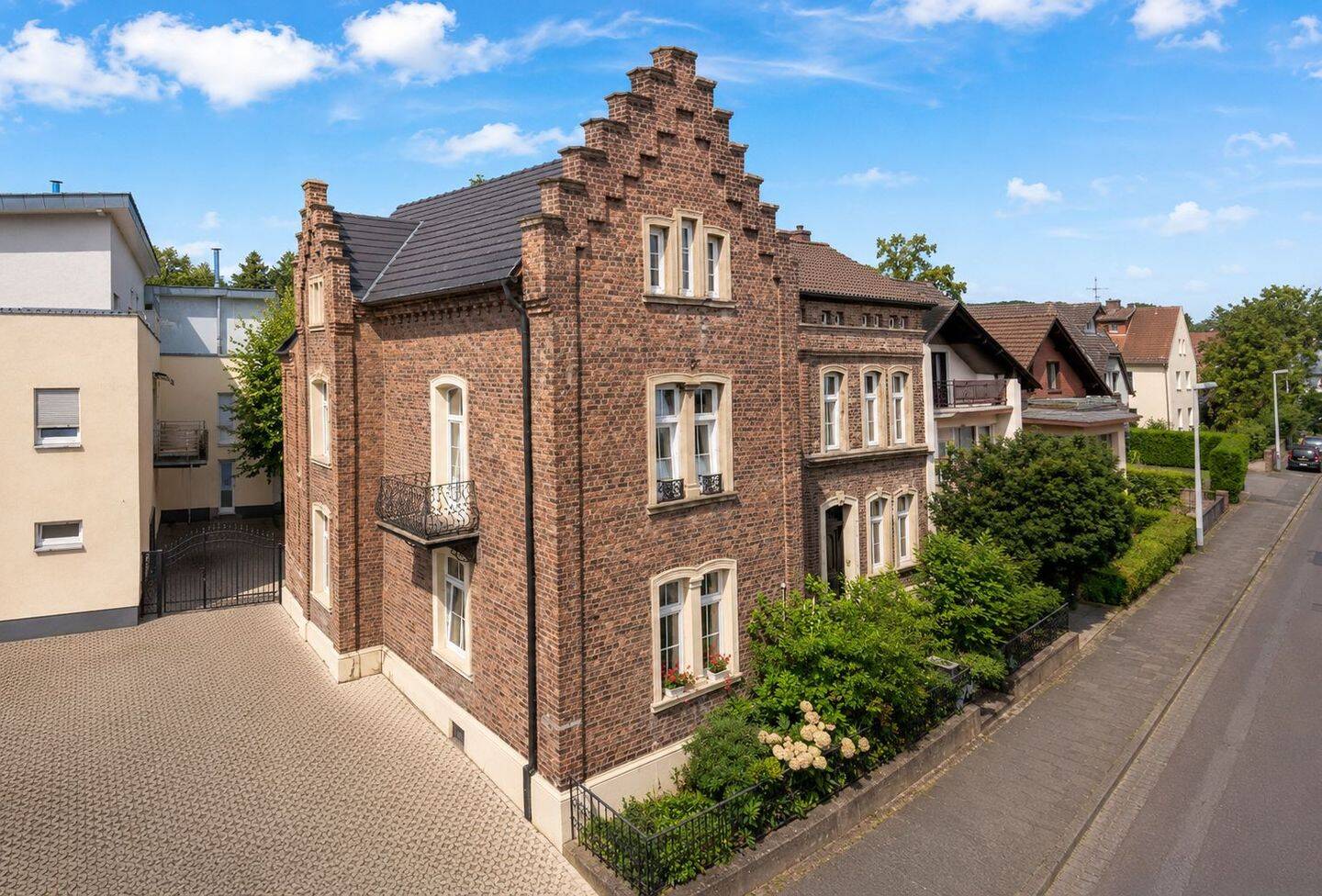 MANNELLA *Historisches Mehrfamilienhaus* Einmalige Chance auf ein vollvermietetes Anlageobjekt in Hennef! – Hennef (Sieg) – Bild 1 von 9