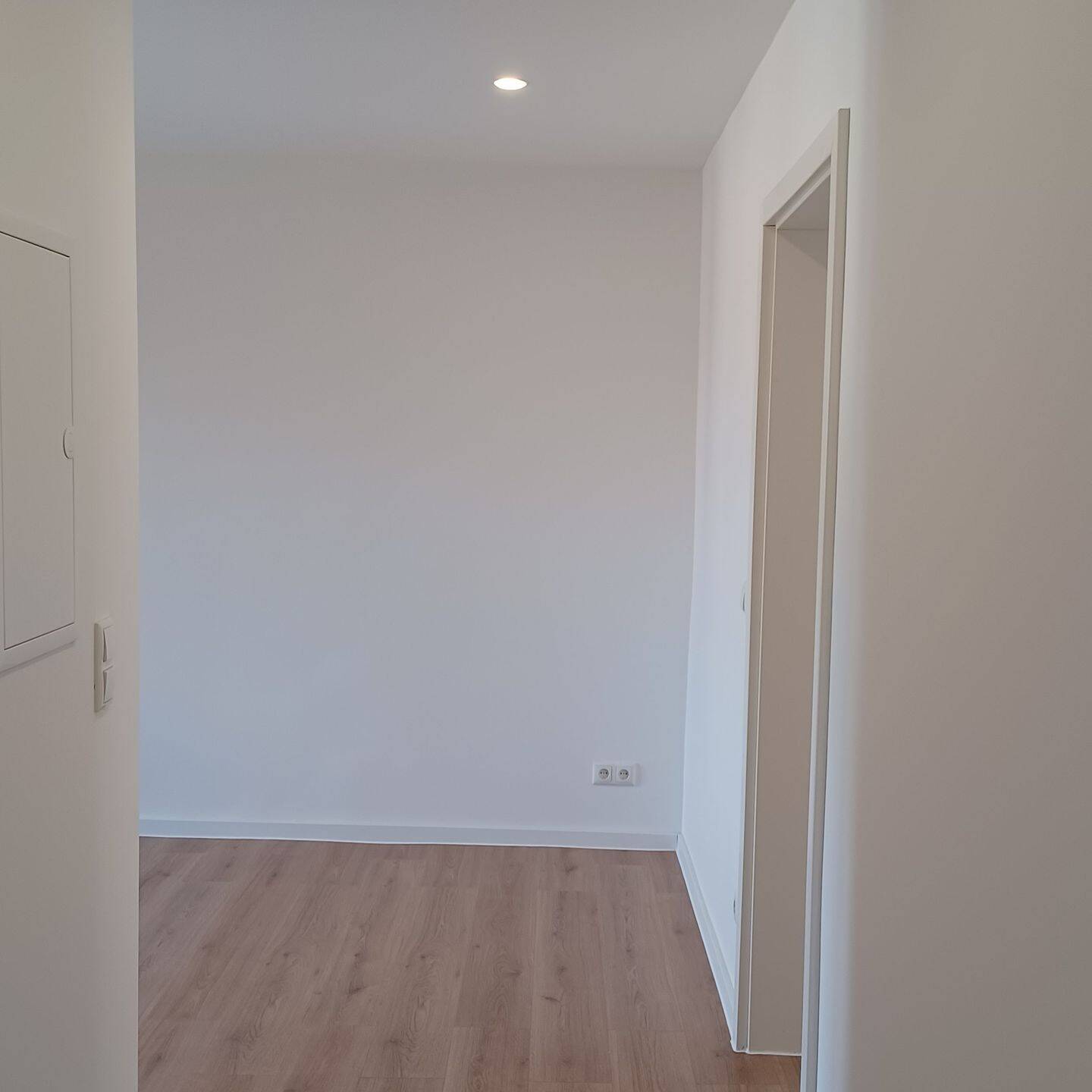 Großzügige, renovierte 2-Zimmer-Wohnung in zentraler Lage