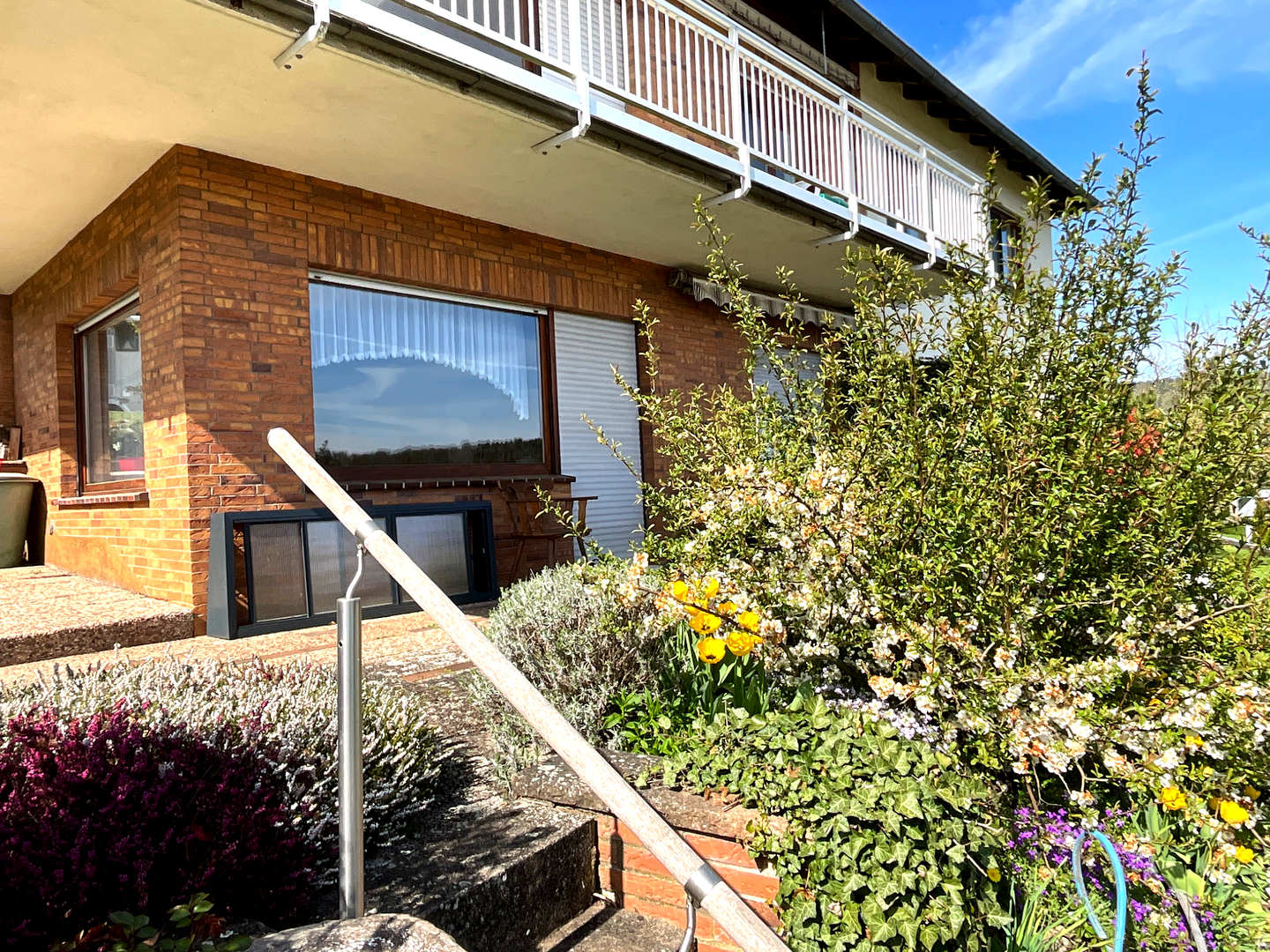 Gepflegtes Zweifamilienhaus mit Garten, Balkon und wunderbarem Fernblick in ruhiger Umgebung. – Malsfeld – Bild 1 von 3