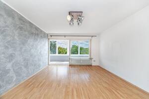 Bezugsfreie 2-Zimmer-Wohnung mit großzügiger Süd-Loggia und gepflegtem Zustand – 80992 München – Vorschaubild 2