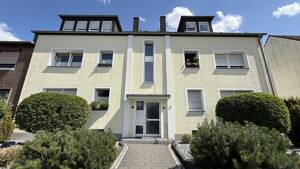 Charmante Dachgeschosswohnung mit Entwicklungspotenzial - Spitzboden & Balkonperspektive