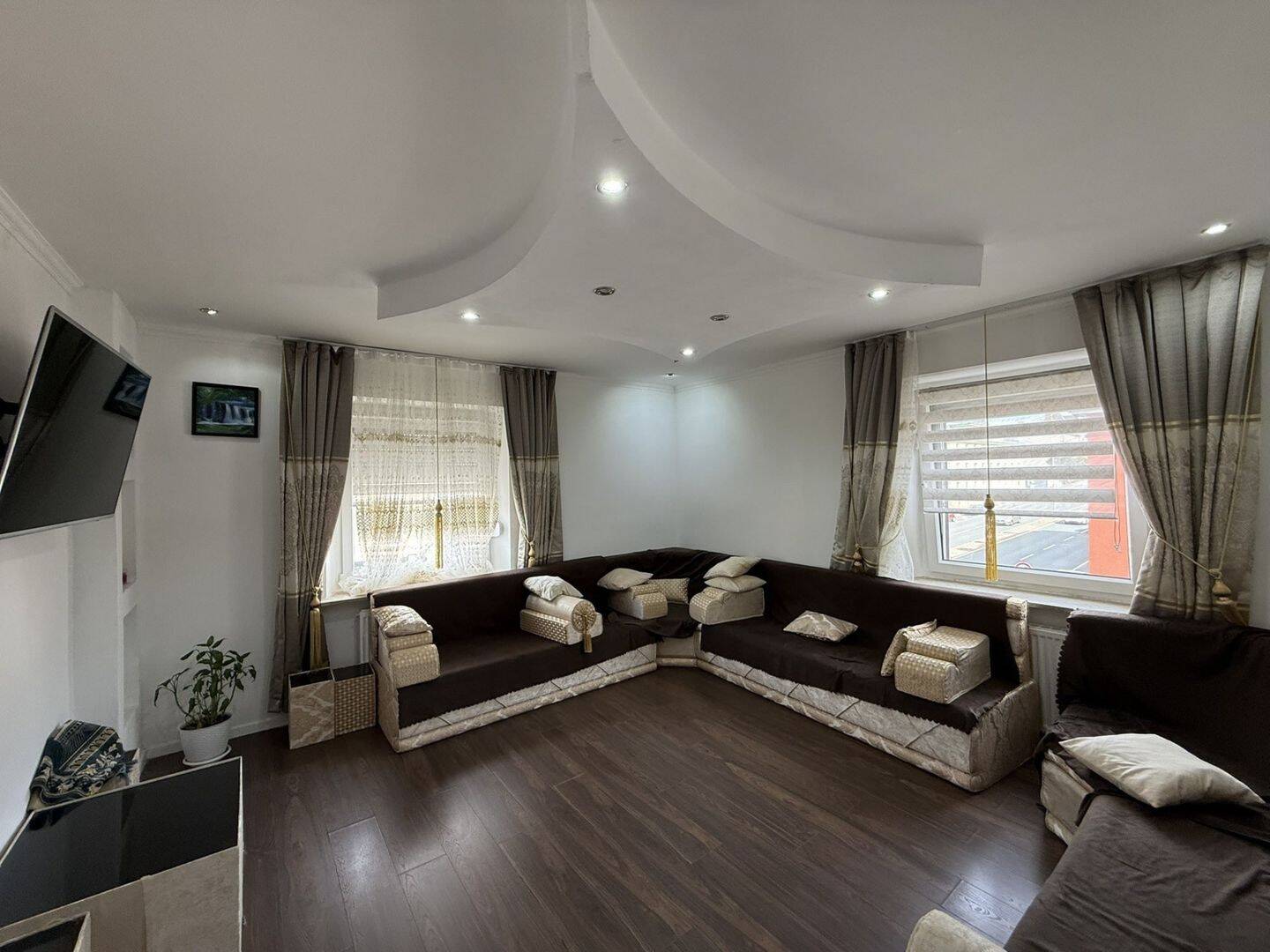 Einziehen und wohlfühlen: Top-gepflegte, unmöblierte 4-Zimmer-Wohnung im 2. OG mit neuer EBK und P