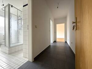 Bezugsfreie 2-Zimmer-Wohnung mit Tageslichtbad und Stellplatz | frisch renoviert