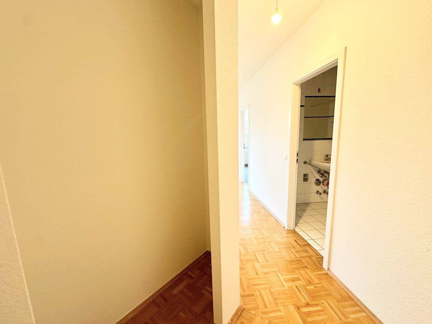 Leerstehende 2-Zimmer-Wohnung mit Sonnenbalkon und TG-Stellplatz in Rheinlage auf Erbbaugrundstück – Düsseldorf – Vorschaubild 6