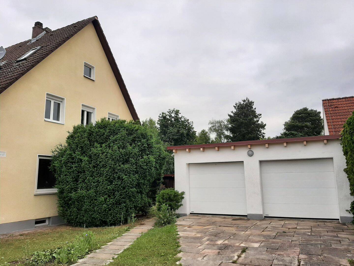 Doppelhaushälfte mit großem Grundstück