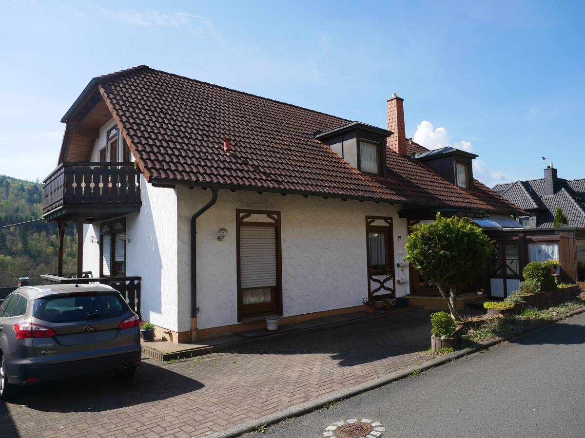 freistehendes Mehrfamilienhaus mit Wintergartenanbau und 2 Garagen in Bad Brückenau-Ortsteil – Bad Brückenau – Bild 1 von 9