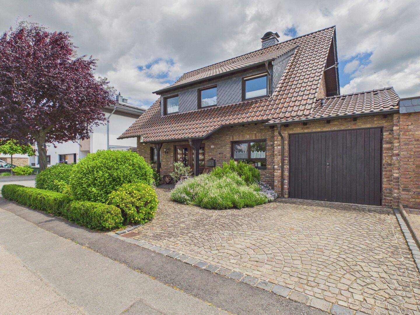 Modernes Familienzuhause mit hochwertiger Ausstattung, Kamin und nachhaltiger Energietechnik