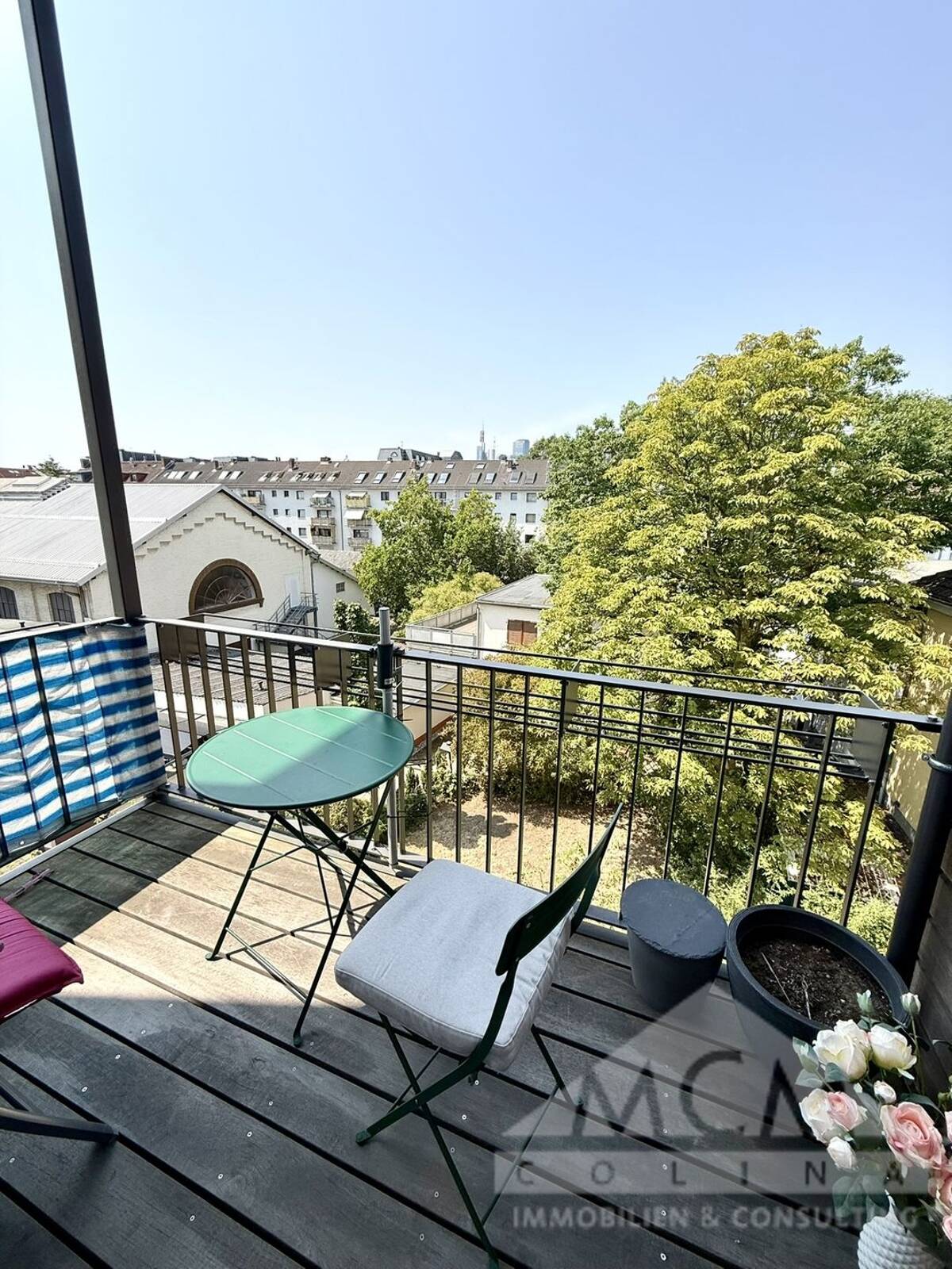 Komplett modernisierte Altbauwohnung mit Topausstattung und sonnigem Balkon, fußnah zum Zoo – 60316 Frankfurt am Main – Bild 1 von 9