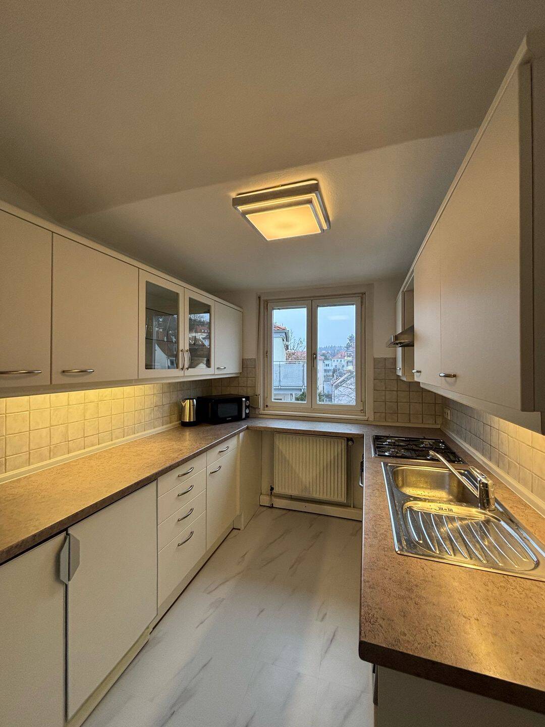 WG-Zimmer in frisch renovierter heller Dachgeschosswohnung in bester Lage – Stuttgart – Vorschaubild 2