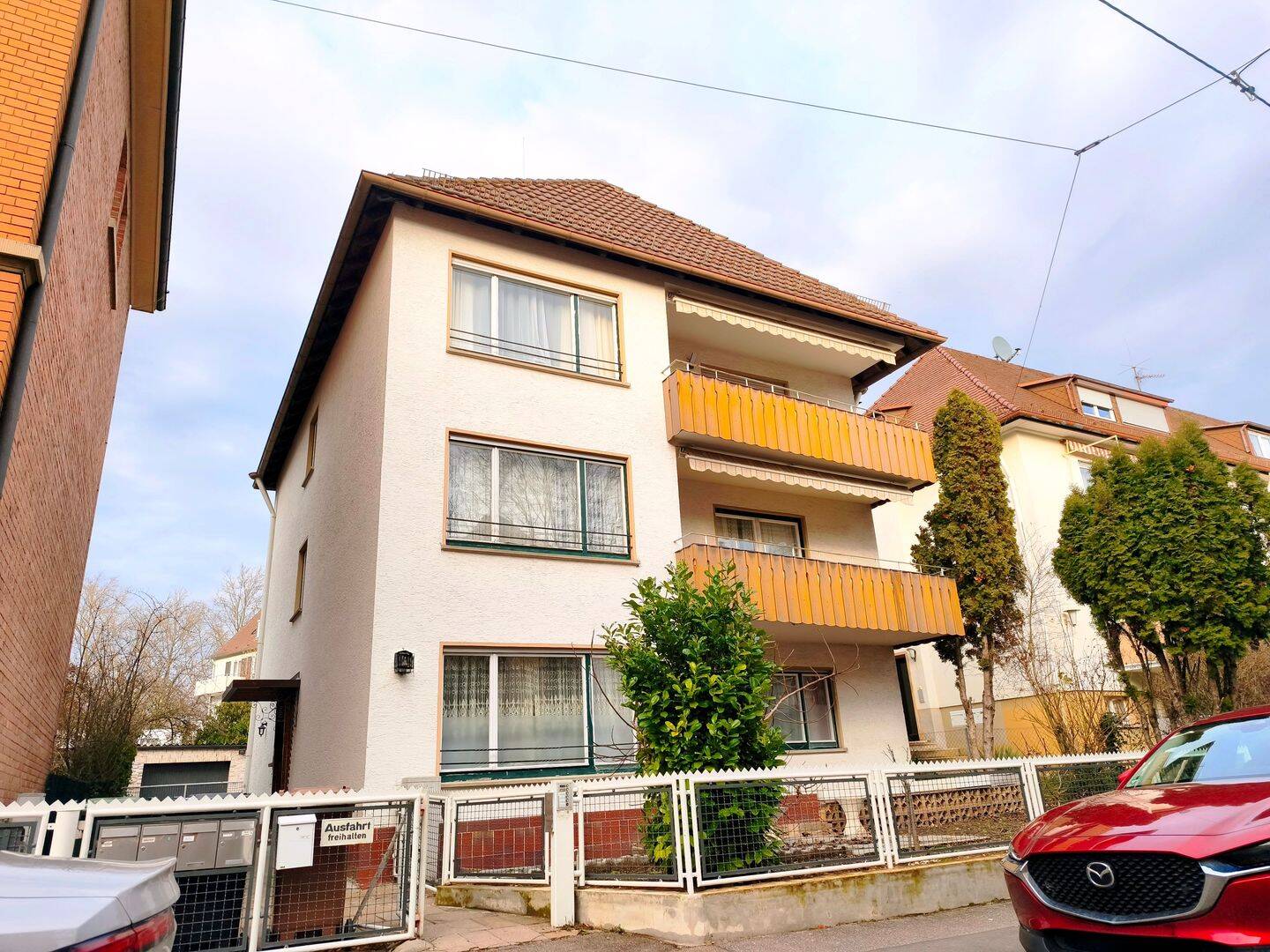 4-Familienhaus mit 2 Garagen und Garten