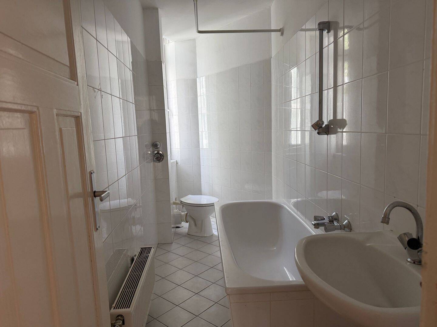 Charmante Altbauetagenwohnung mit Aufzug und viel Potenzial in der Grundrissgestaltung – Berlin – Vorschaubild 2