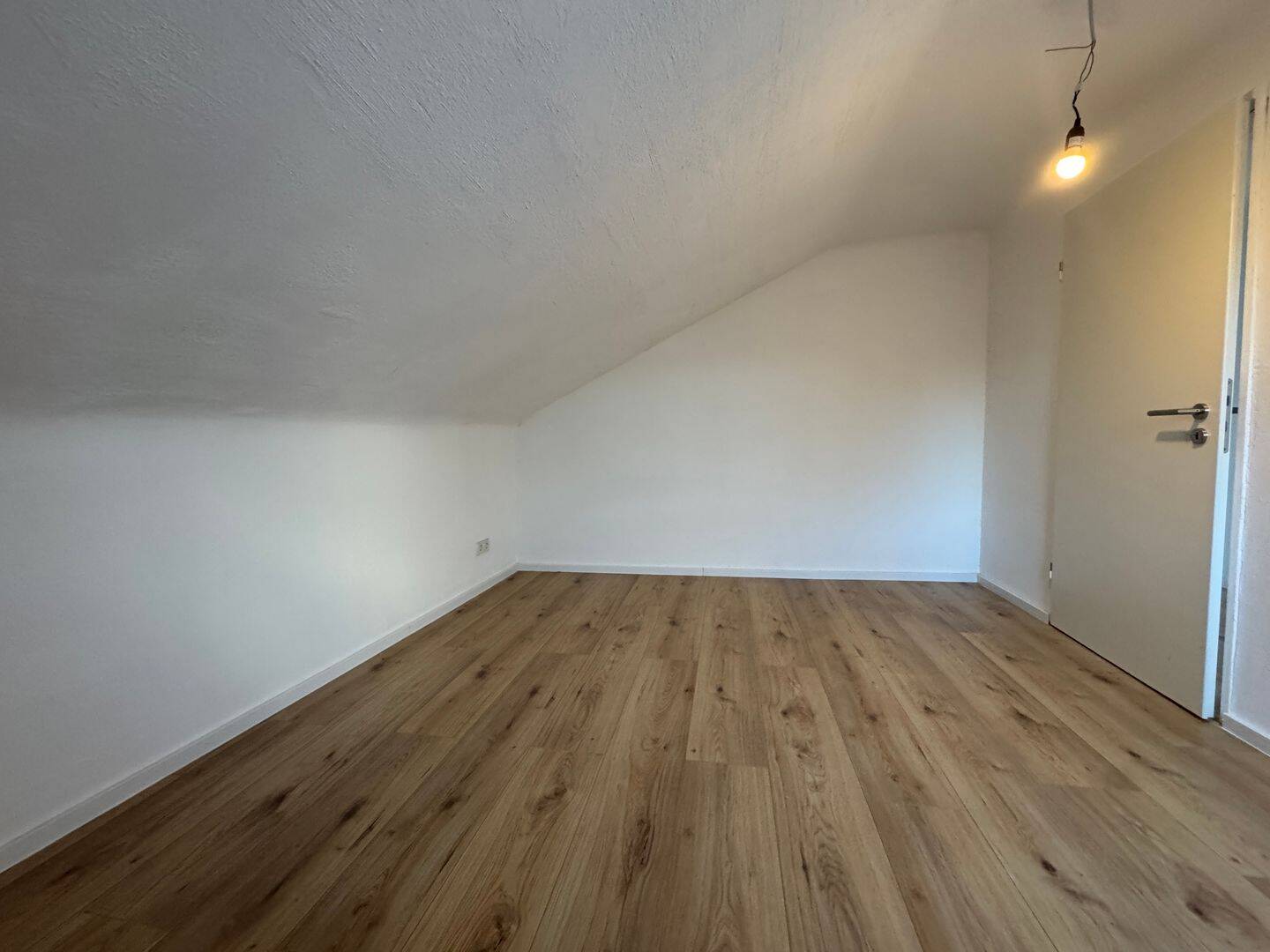 Sanierte 2-Zimmer-Dachgeschosswohnung mit neuem Bad in Ensheim – Saarbrücken – Vorschaubild 3