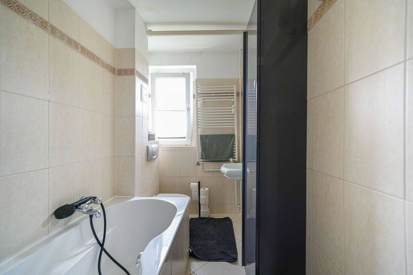 Vielseitige 4-Zimmer-Wohnung mit modernisiertem Wohngefühl in Charlottenburg – Berlin – Vorschaubild 4